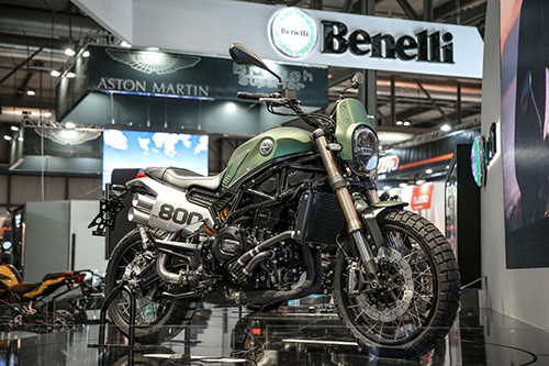تصویری از موتورسیکلت بنلی مدل لئونچینو 800 تریل سبزرنگ در نمایشگاه موتورسیکلت